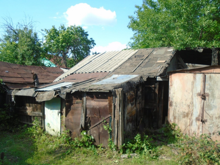 На трех улицах Саратова нашли более 50 нелегальных гаражей и построек