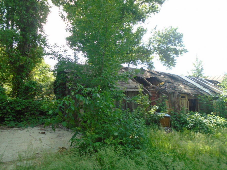 На трех улицах Саратова нашли более 50 нелегальных гаражей и построек