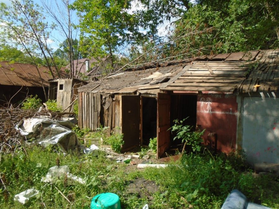 На трех улицах Саратова нашли более 50 нелегальных гаражей и построек