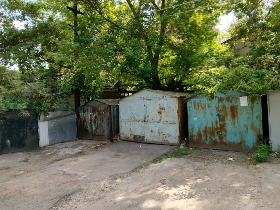 На трех улицах Саратова нашли более 50 нелегальных гаражей и построек