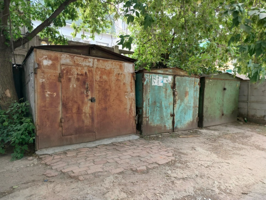 На трех улицах Саратова нашли более 50 нелегальных гаражей и построек