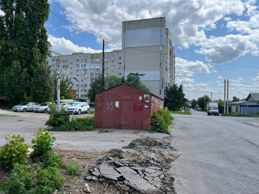 На трех улицах Саратова нашли более 50 нелегальных гаражей и построек