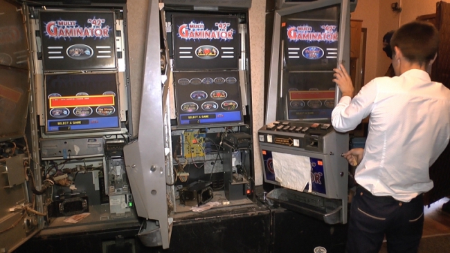 В подпольном игорном клубе обнаружили 15 автоматов