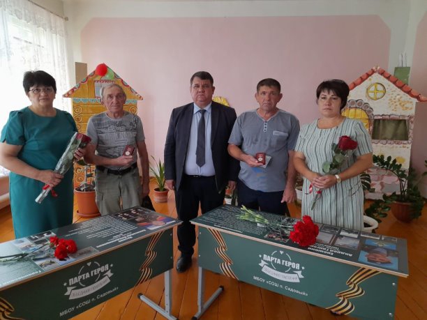 В Самойловском районе семьям трех погибших бойцов СВО вручили почетные знаки