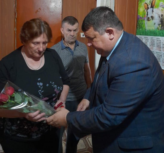 В Самойловском районе семьям трех погибших бойцов СВО вручили почетные знаки