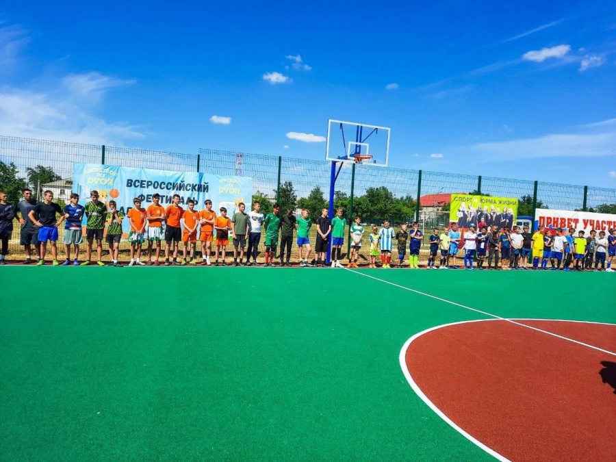 В Озинках открыли универсальную детскую спортивную площадку