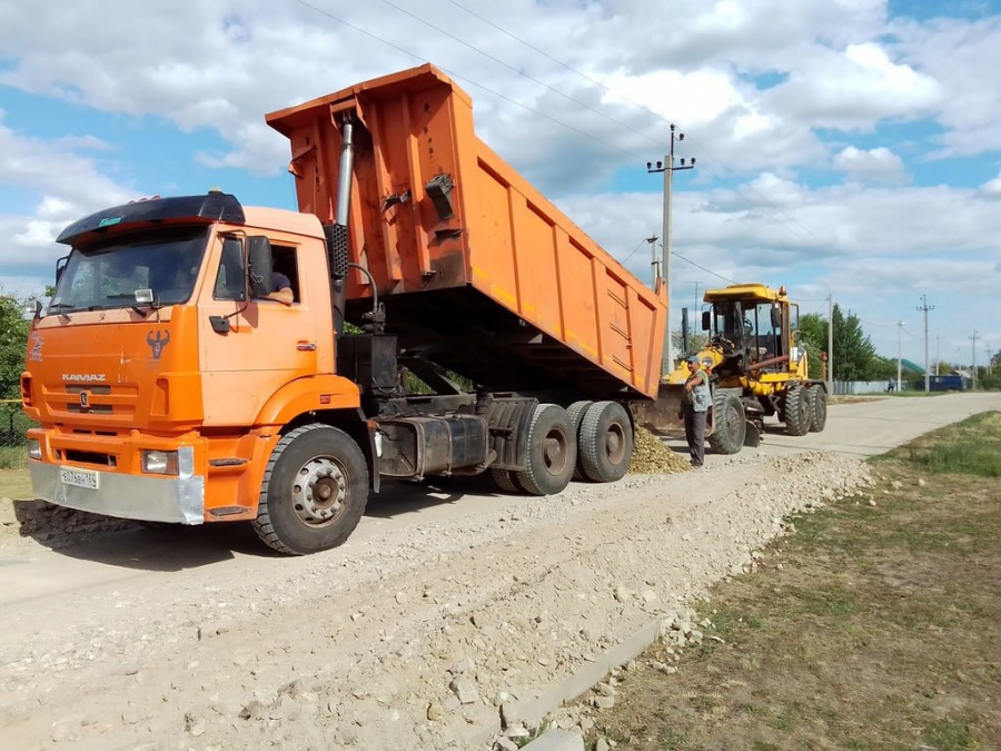 Под Марксом на сельских дорогах асфальт появился спустя 40 лет его отсутствия