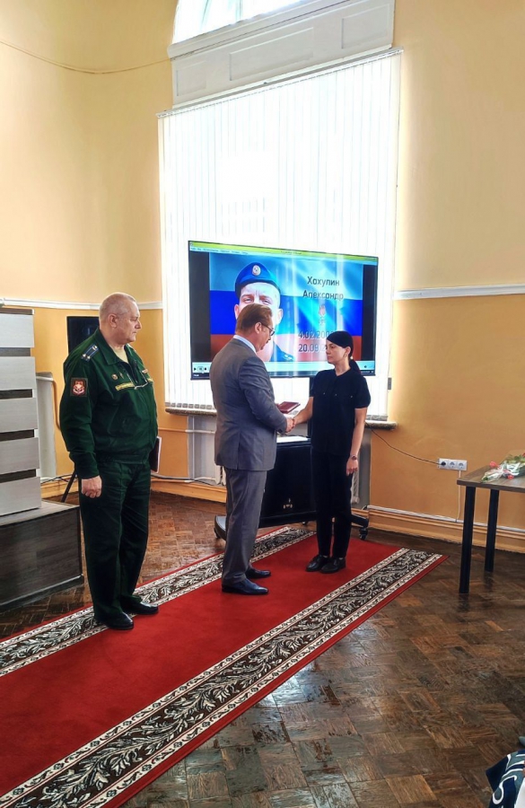 В Балашове матери погибшего бойца СВО Александра Хахулина передали орден Мужества