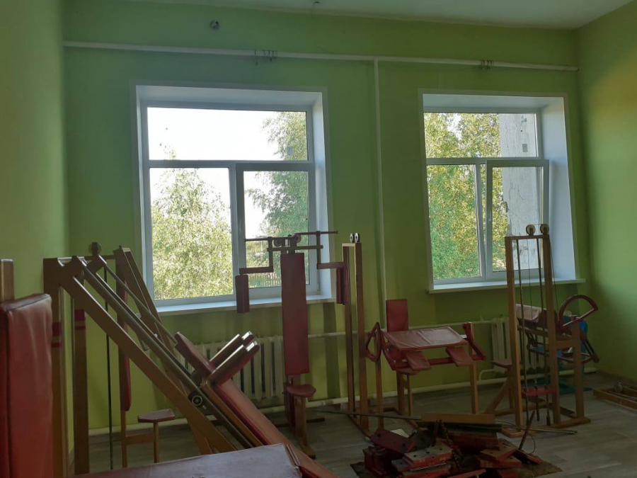 В сельских школах Федоровского и Питерского районов отремонтировали спортзалы