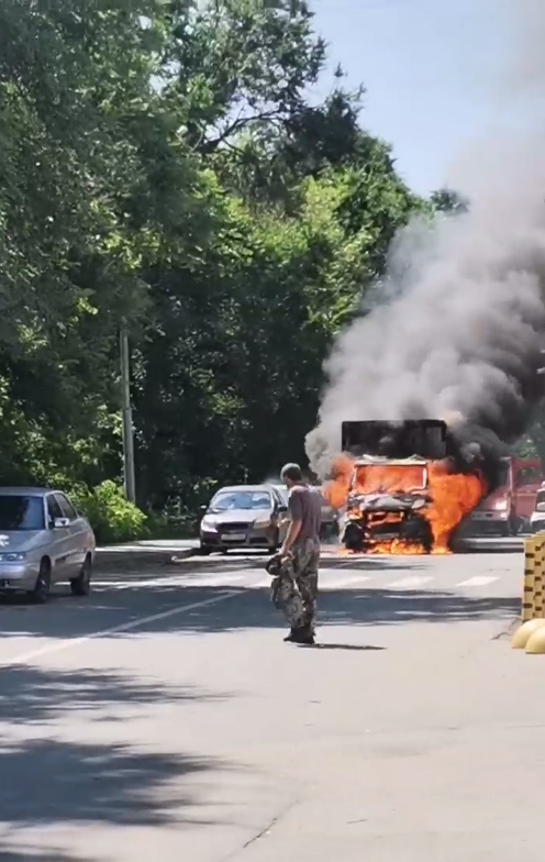 На Шелковичной вспыхнула грузовая «ГАЗель»