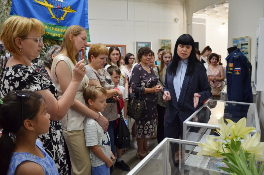 В Энгельсском музее открылась выставка «На переломе эпох. Специальная военная операция»