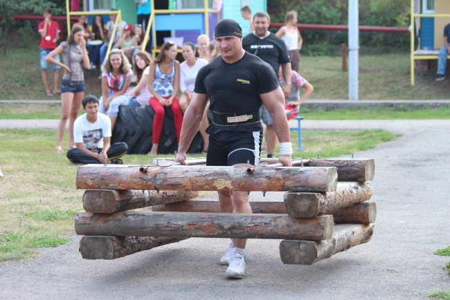 На закрытии Школы студенческого актива выступил силач Максюта