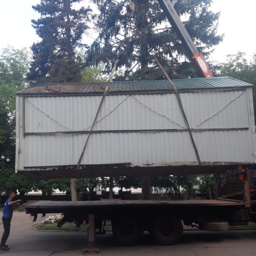 В саду Липки демонтировали незаконные тир, велопрокат и батут