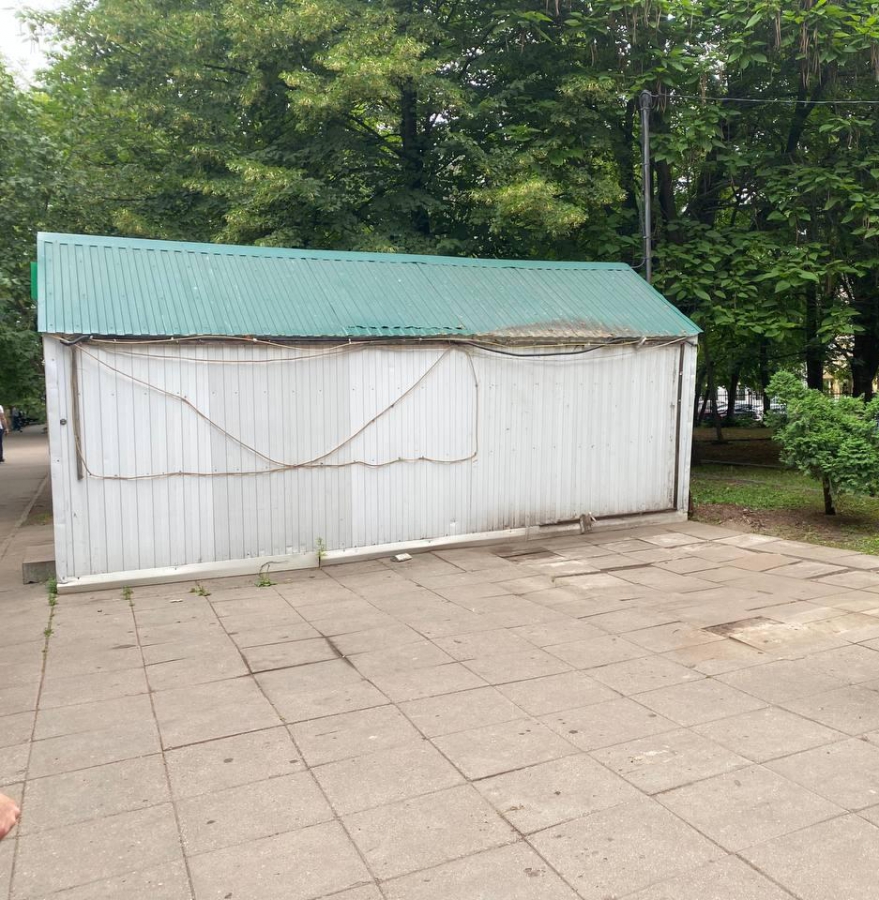 В саду Липки демонтировали незаконные тир, велопрокат и батут