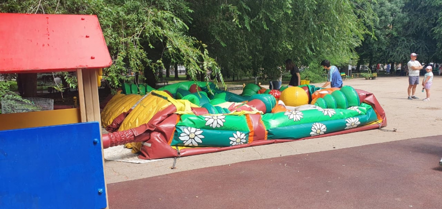 В саду Липки демонтировали незаконные тир, велопрокат и батут