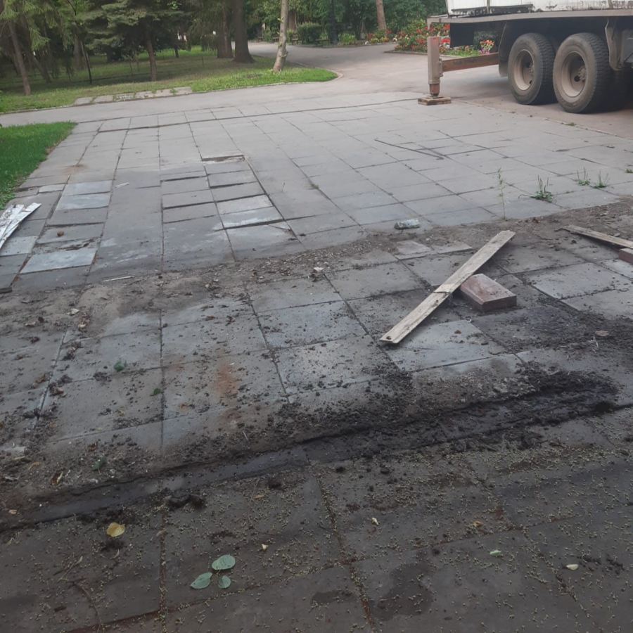 В саду Липки демонтировали незаконные тир, велопрокат и батут