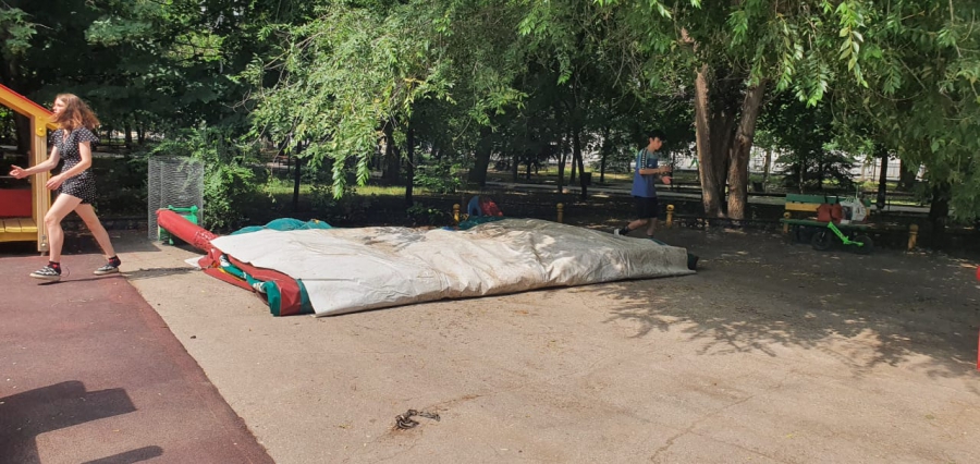 В саду Липки демонтировали незаконные тир, велопрокат и батут