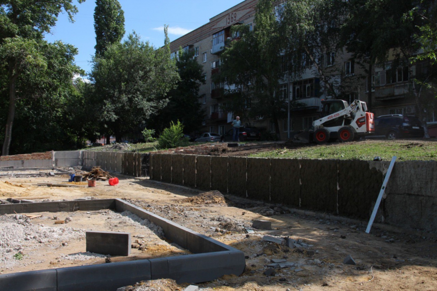 В Саратове три мини-сквера получили лавочки, тротуары и урны