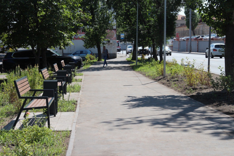 В Саратове три мини-сквера получили лавочки, тротуары и урны