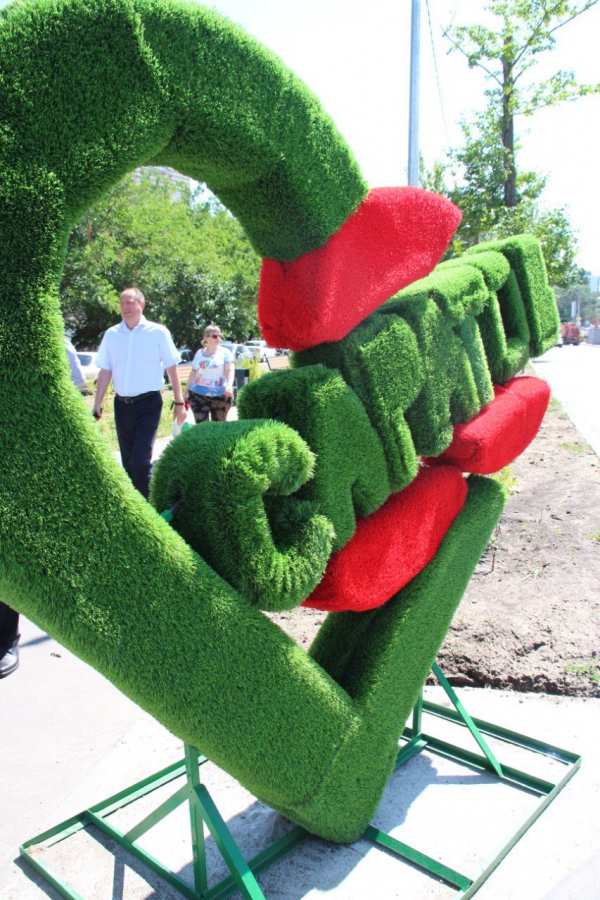 В Саратове три мини-сквера получили лавочки, тротуары и урны