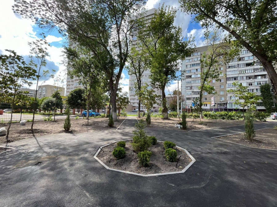 В Саратове три мини-сквера получили лавочки, тротуары и урны
