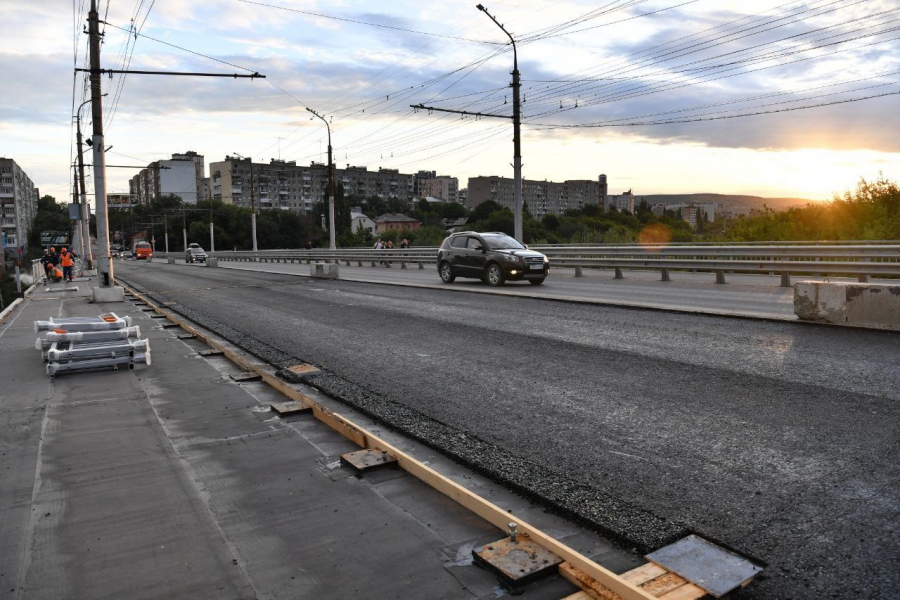 Проезд по ремонтируемому мосту через Глебучев овраг откроют до конца июля