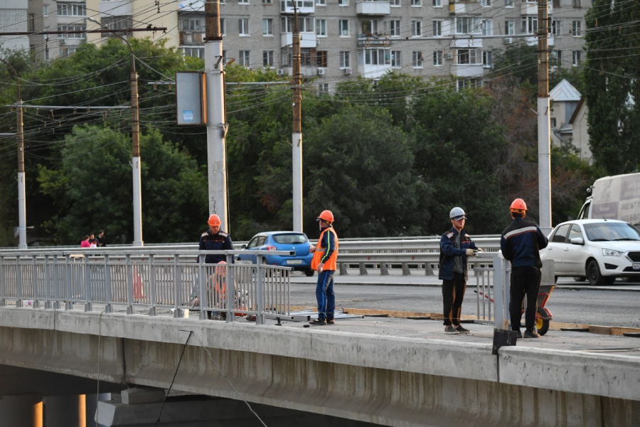 Проезд по ремонтируемому мосту через Глебучев овраг откроют до конца июля