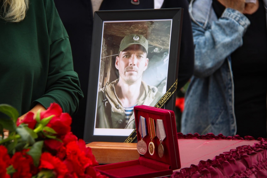 В Красноармейске простились с погибшим в Сирии Евгением Савиновым