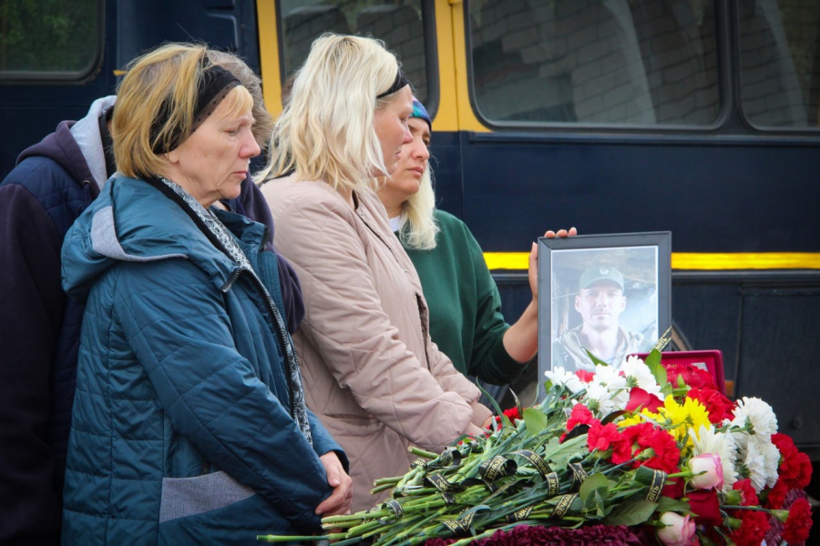 В Красноармейске простились с погибшим в Сирии Евгением Савиновым