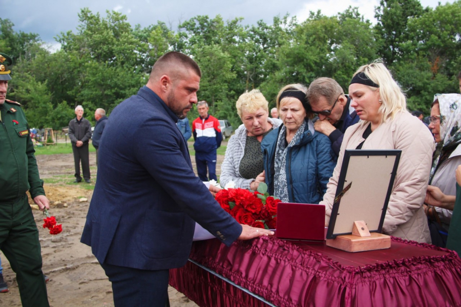 В Красноармейске простились с погибшим в Сирии Евгением Савиновым