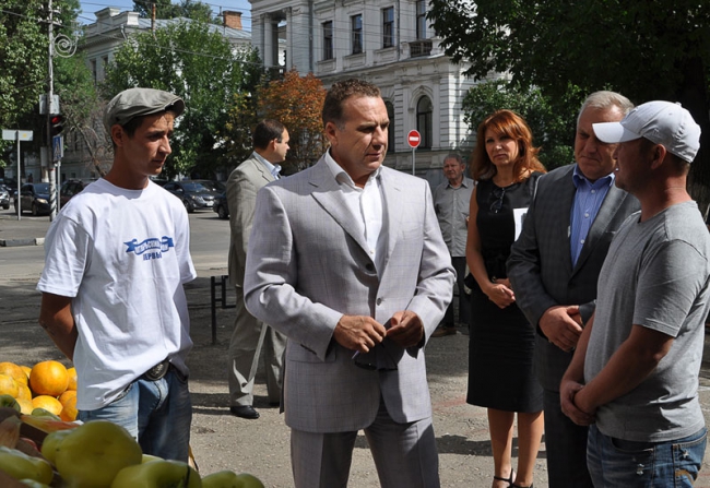 Глава Саратова инспектировал сеть мини-ярмарок в жилых массивах