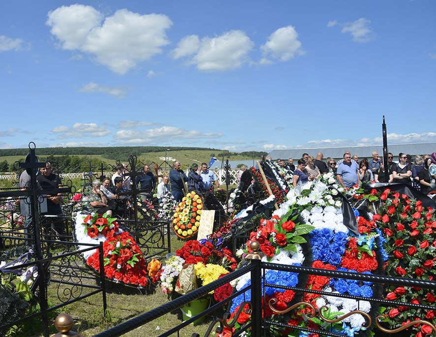 В Базарно-Карабулакском районе простились с погибшим в СВО Иваном Степановым