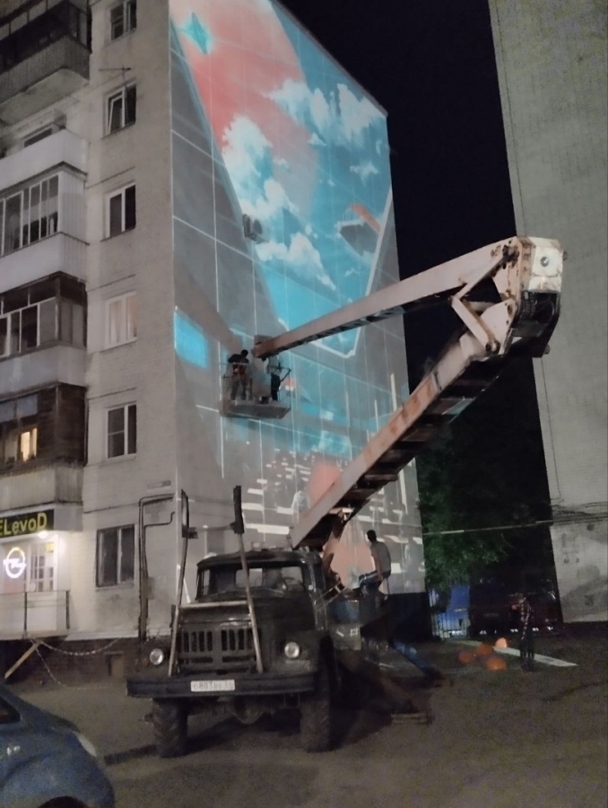 На торце дома на 2-й Садовой начали рисовать новый мурал