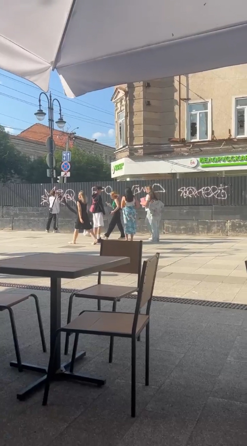 Саратовцев возмутили детские граффити на заборе на проспекте Столыпина