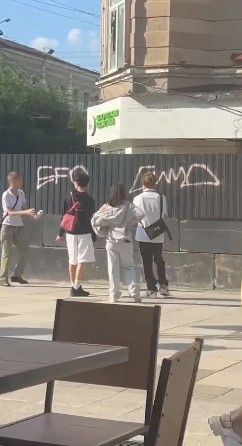 Саратовцев возмутили детские граффити на заборе на проспекте Столыпина