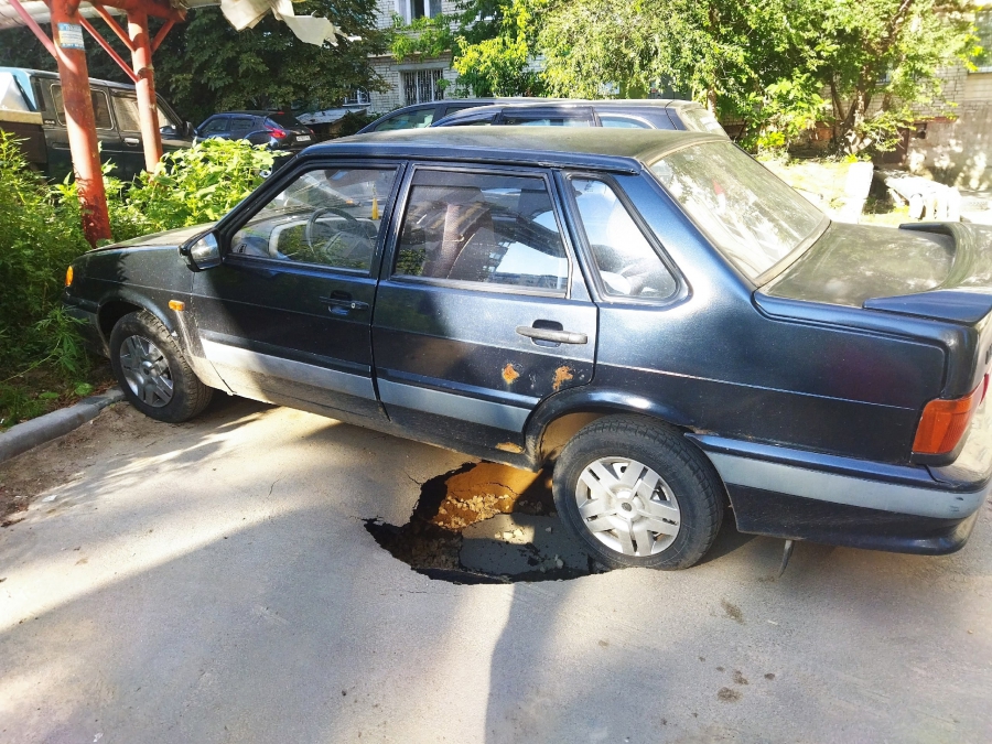 Во дворе на Лунной «четырнадцатая» провалилась под асфальт