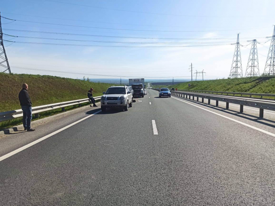 Мужчину насмерть зажало между машинами после ДТП. Идет поиск очевидцев