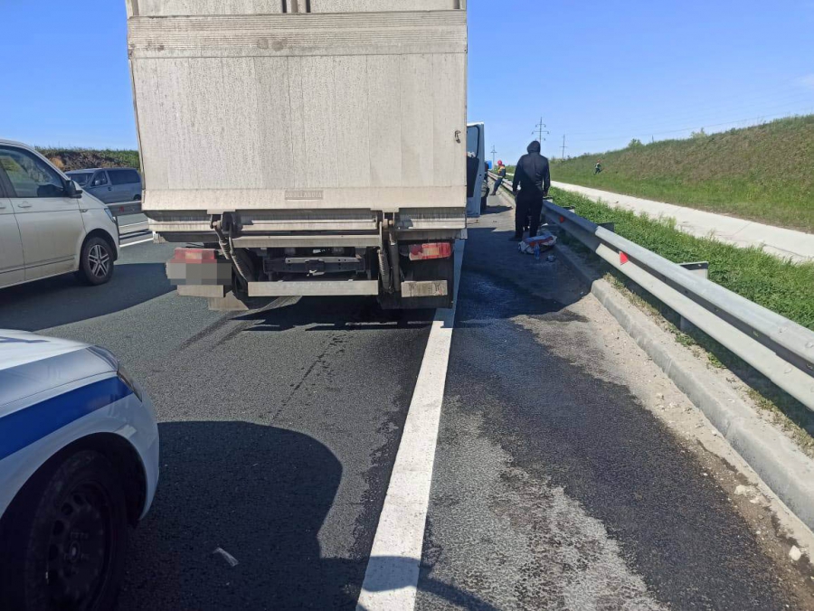 Мужчину насмерть зажало между машинами после ДТП. Идет поиск очевидцев