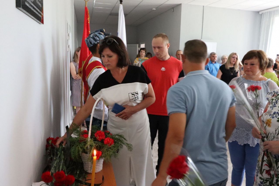 В Каменке открыли мемориальную доску погибшему в СВО Анатолию Андриенко