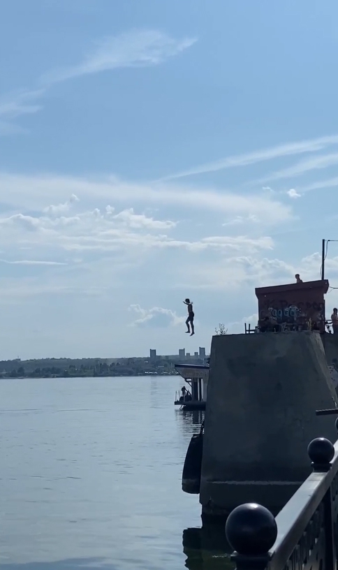 В Улешах саратовцы обнаружили место с «экстремальными» купаниями