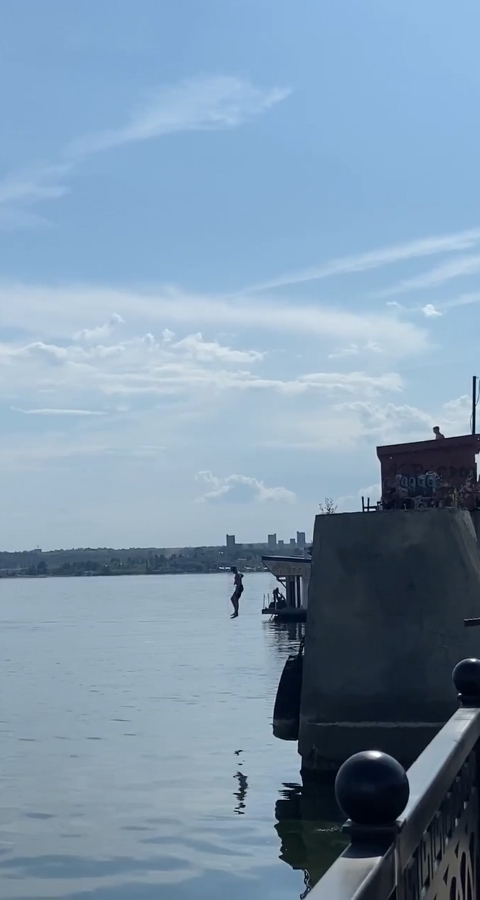 В Улешах саратовцы обнаружили место с «экстремальными» купаниями