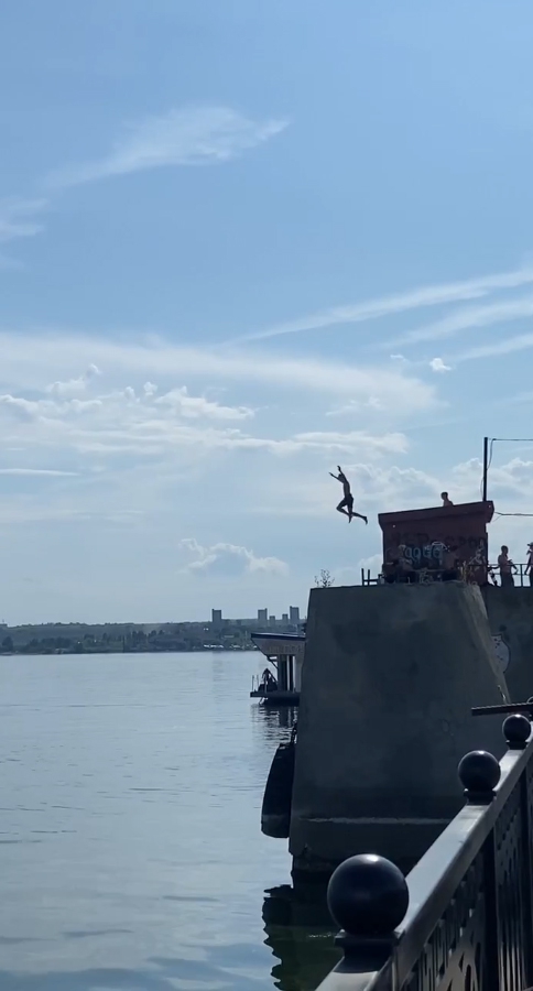 В Улешах саратовцы обнаружили место с «экстремальными» купаниями