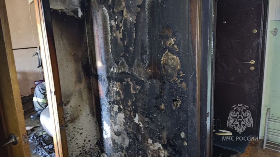 На Наумовской пожарные эвакуировали 25 человек из загоревшейся 9-этажки