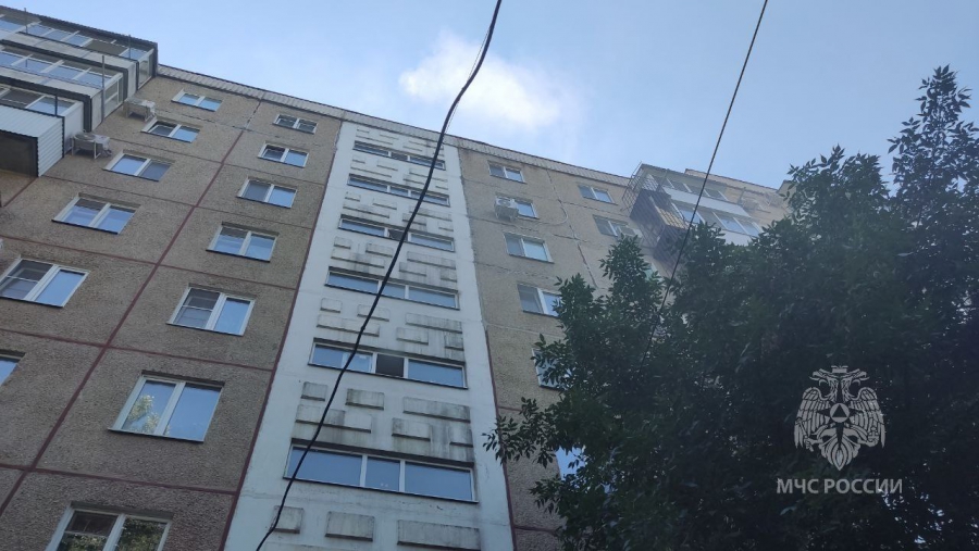 На Наумовской пожарные эвакуировали 25 человек из загоревшейся 9-этажки