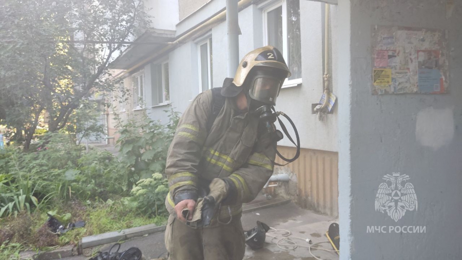 На Наумовской пожарные эвакуировали 25 человек из загоревшейся 9-этажки