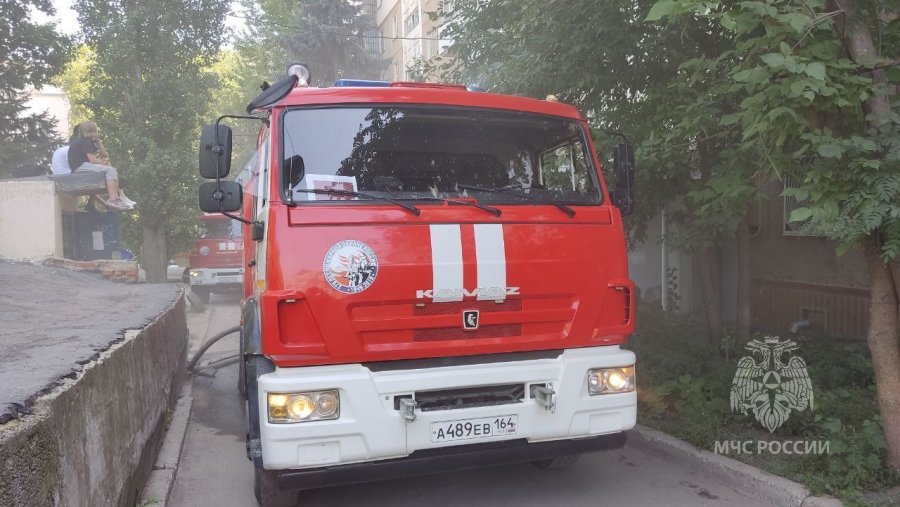 На Наумовской пожарные эвакуировали 25 человек из загоревшейся 9-этажки