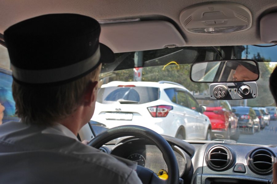 В Саратове неправильную парковку фиксируют спецмашина и человек с планшетом