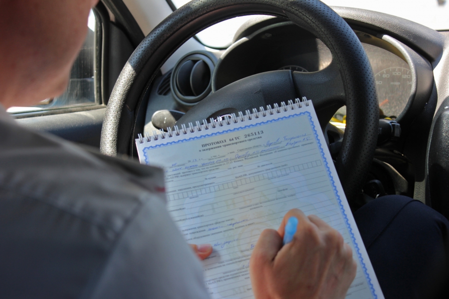В Саратове неправильную парковку фиксируют спецмашина и человек с планшетом