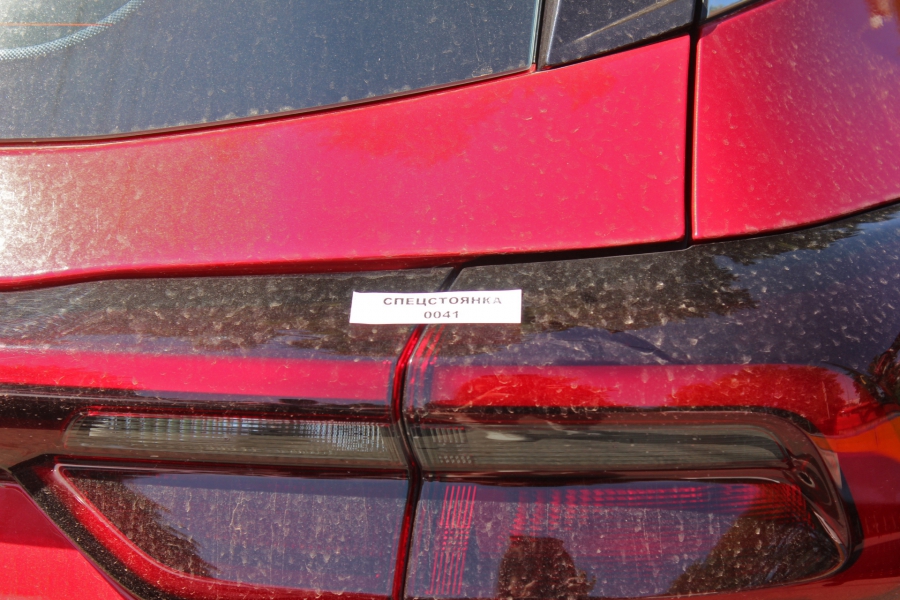 В Саратове неправильную парковку фиксируют спецмашина и человек с планшетом