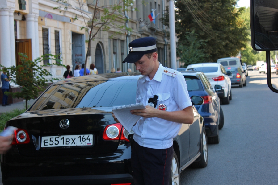 В Саратове неправильную парковку фиксируют спецмашина и человек с планшетом
